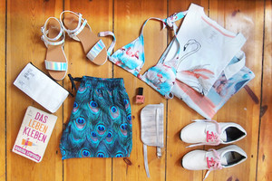 Koffer packen für den Urlaub, die richtige Reisegarderobe für Miami mit Flamingo, Palmen und bunten Prints